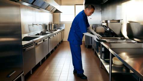 油煙機(jī)“懶癌”患者注意！五年不進(jìn)行油煙機(jī)清洗等于自找麻煩，你家油煙機(jī)多少歲了？